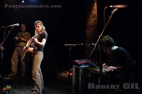 LAURA VEIRS - 2005-03-12 - PARIS - La Maroquinerie - 